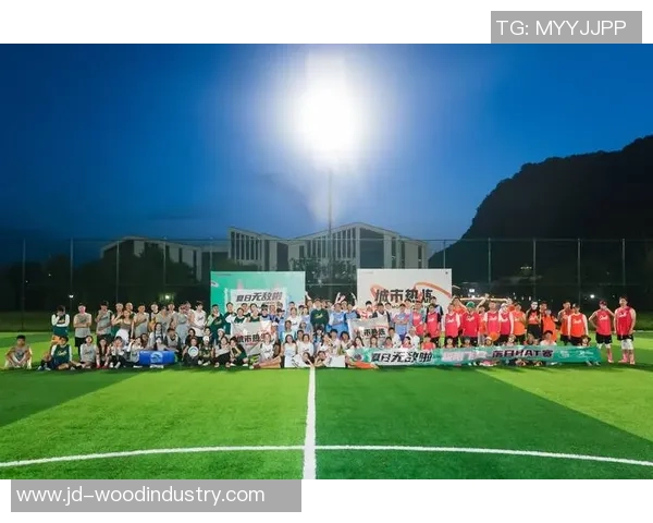 武汉城市马拉松赛中滑板队默契配合展现团队精神与竞技魅力