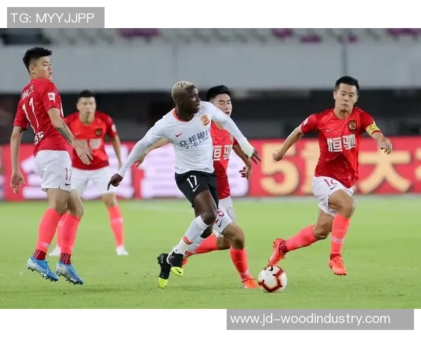 恒大与上港激战正酣精彩瞬间回顾与赛场氛围分享