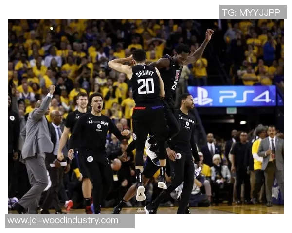 火箭队与雷霆队激战正酣12月26日精彩对决引发球迷热议 火箭队与雷霆队激战正酣12月26日精彩对决引发球迷热议