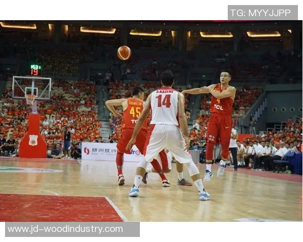 男篮红队中国迎战伊朗全力争胜展现团队精神与竞技风采