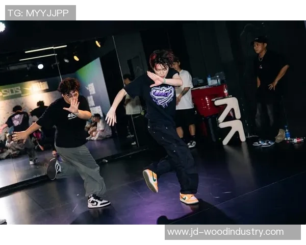 重庆街舞队在世界街舞大赛中展现灵活性与创意的精彩表现分析