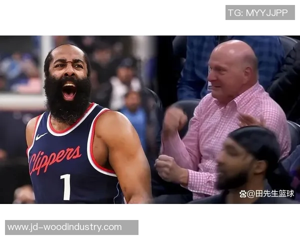 快船对阵爵士鲍尔默赛场表情引发热议球迷反应各异 快船对阵爵士鲍尔默赛场表情引发热议球迷反应各异