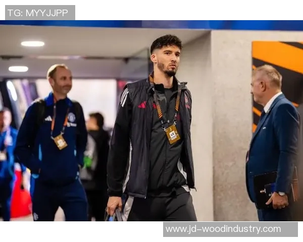 曼联与波尔图精彩对决集锦回顾赛场瞬间尽显足球魅力与激情 曼联与波尔图精彩对决集锦回顾赛场瞬间尽显足球魅力与激情